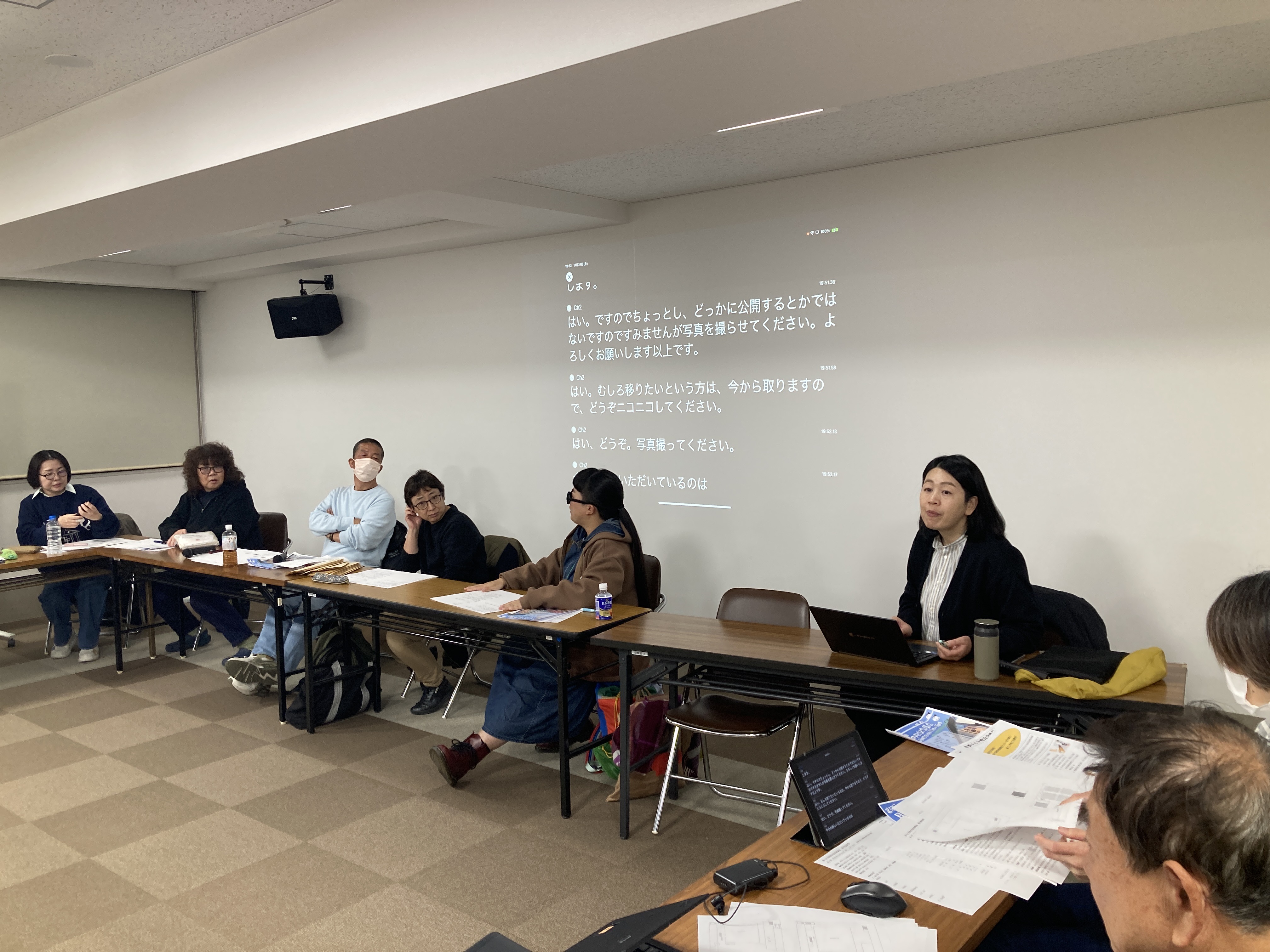 京都市聴覚言語障害センターで外部団体と会議を行い、字幕を表示している様子